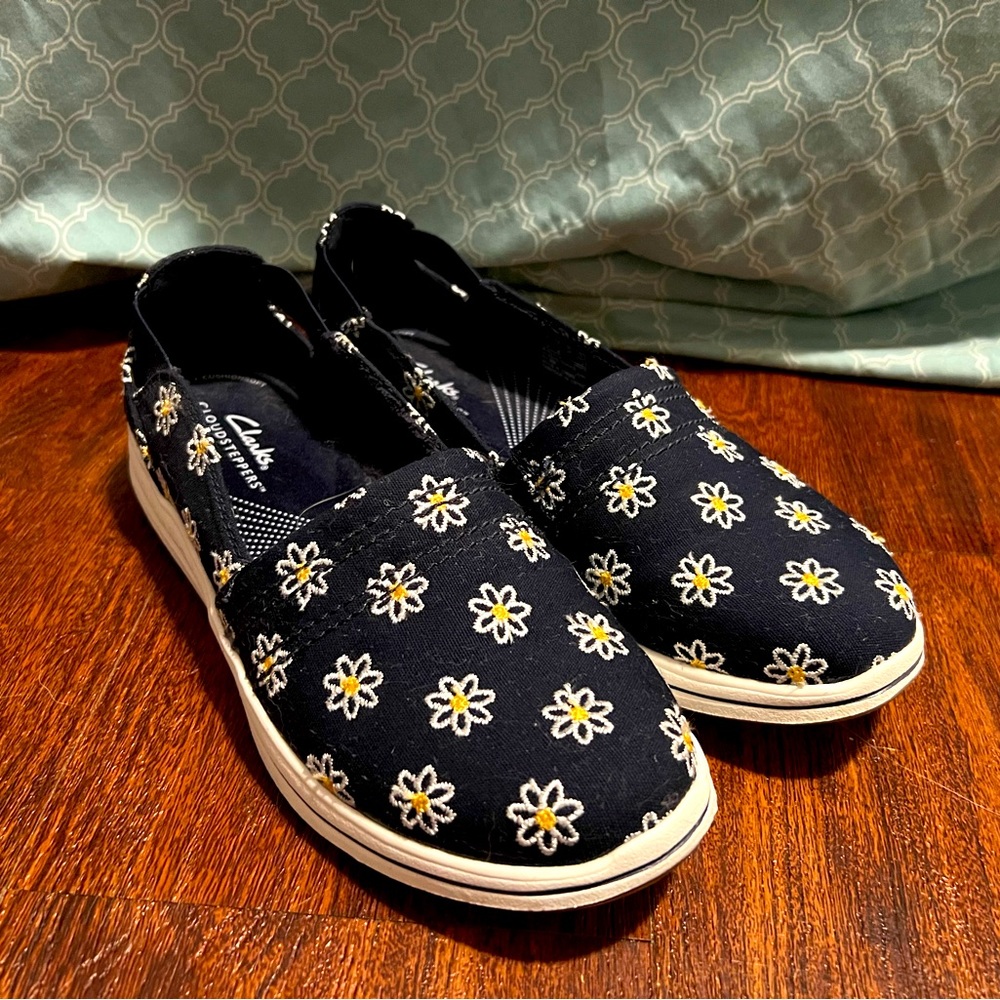 Clarks cloudsteppers slip on sneaker size 6.5